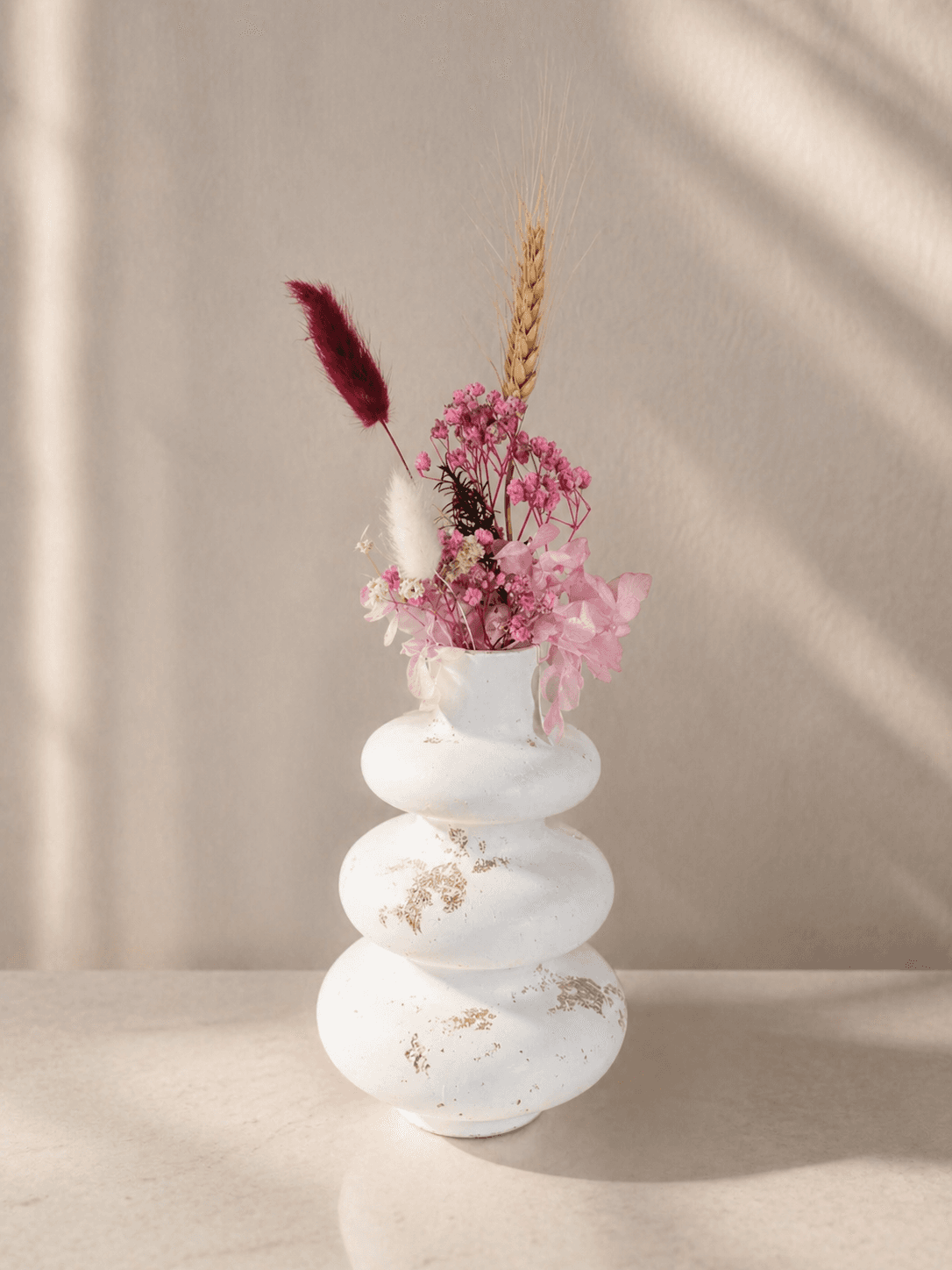 Vază decorativă cu flori uscate – design modern minimalist 1